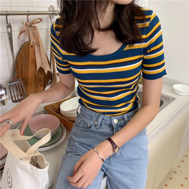 Koreanisches, energiegeladenes Mädchen, Sommer, schmale Passform und vielseitiges, bunt gestreiftes Strickhemd mit Rundhalsausschnitt, kurzärmeliges T-Shirt