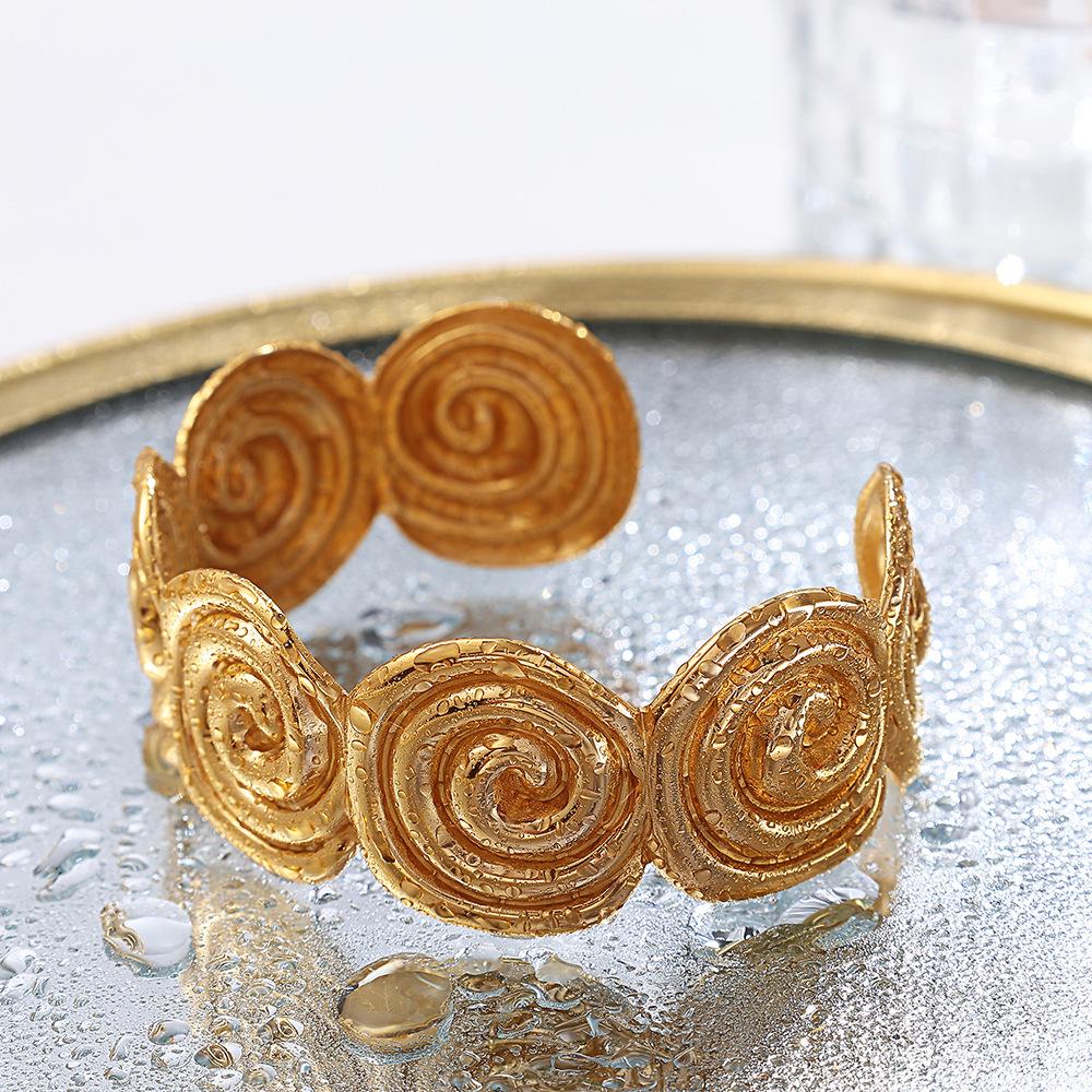 

Stylish Metal Spiral Pattern Bracelet: European & American Niche Design for Women