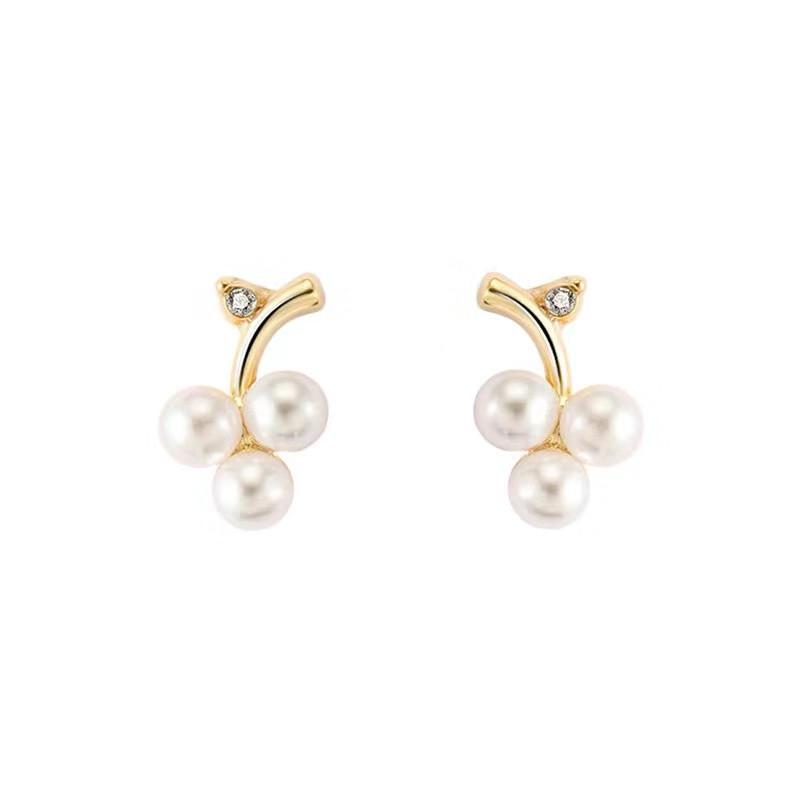 Französische Ohrringe im einfachen Stil mit kleinen Perlen im Trauben-Design