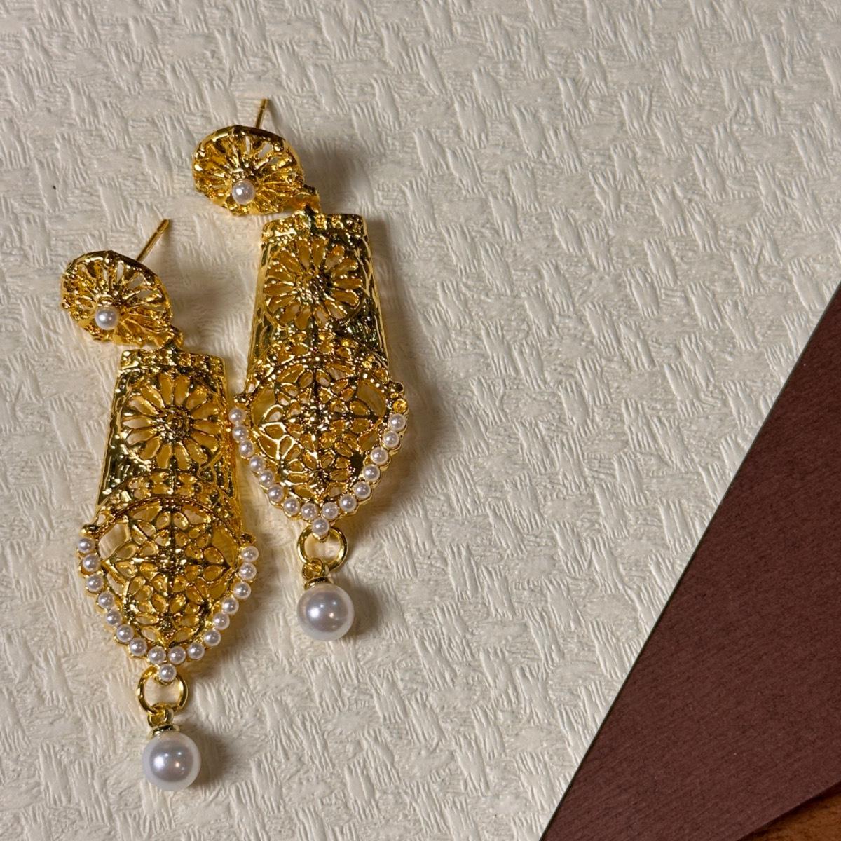 Geometric Hollow Pearl Stud Earrings - Elegant, Versatile Design