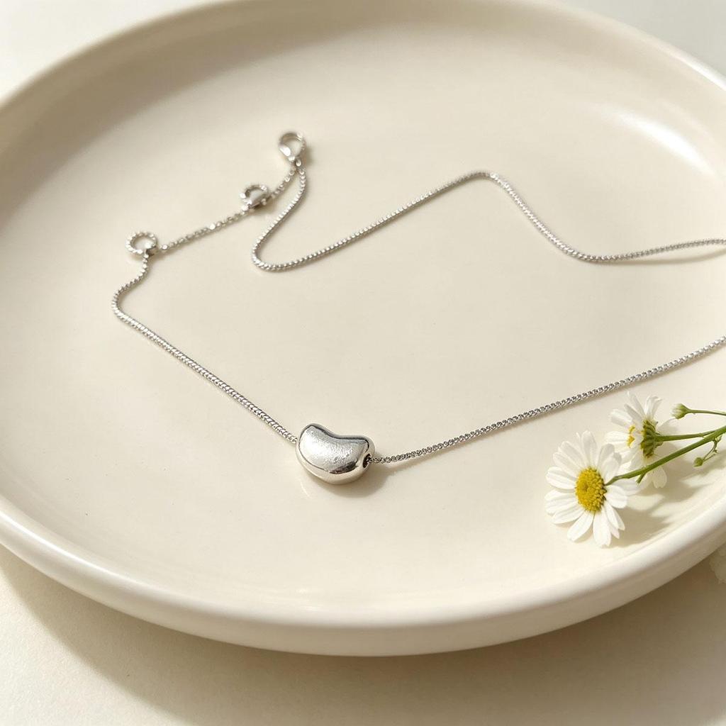 New simple acacia bean pendant necklace for women, trendy internet celebrity niche design cold style short clavicle chain