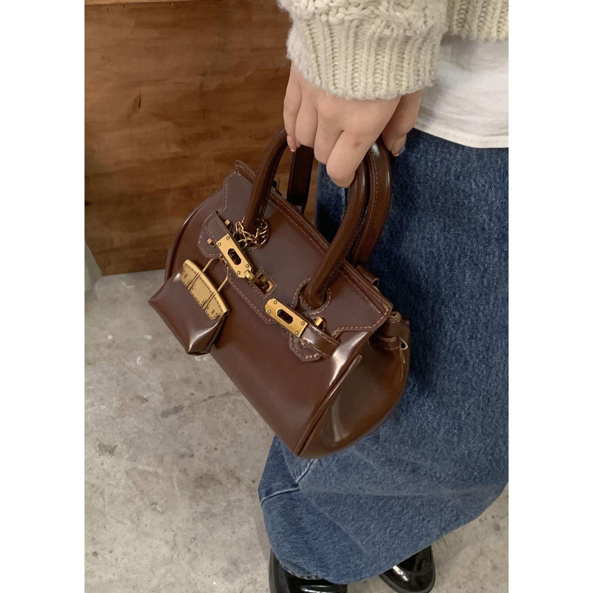 

Retro texture premium foreign style handbag women s 2025 autumn and winter new fashion casual platinum bag niche messenger bag коричневый