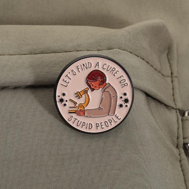 Troviamo una cura per le persone Spilla Tema Laboratorio Forma Rotonda Divertente Scienziato Corsage Spilla da Bavero per Abiti alla Moda
