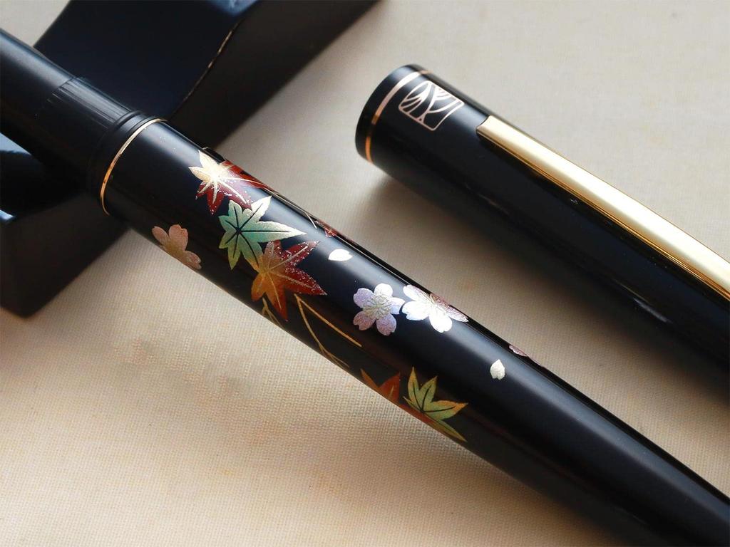WANCHER Kuretake Modern Cherry Blossom and Maple Leaf Fountain Wancher Limited Edition Fountain Fine Maki-e Pen, [Wancher Pen] (F Nib)