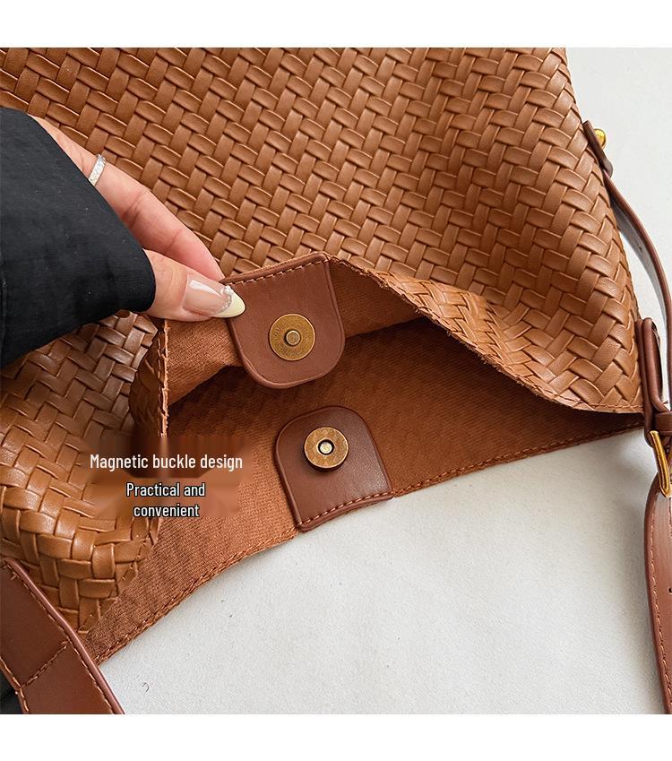 2025 Autumn/Winter Retro Woven Texture Large Capacity Tote: Versatile Casual Shoulder Bucket Bag