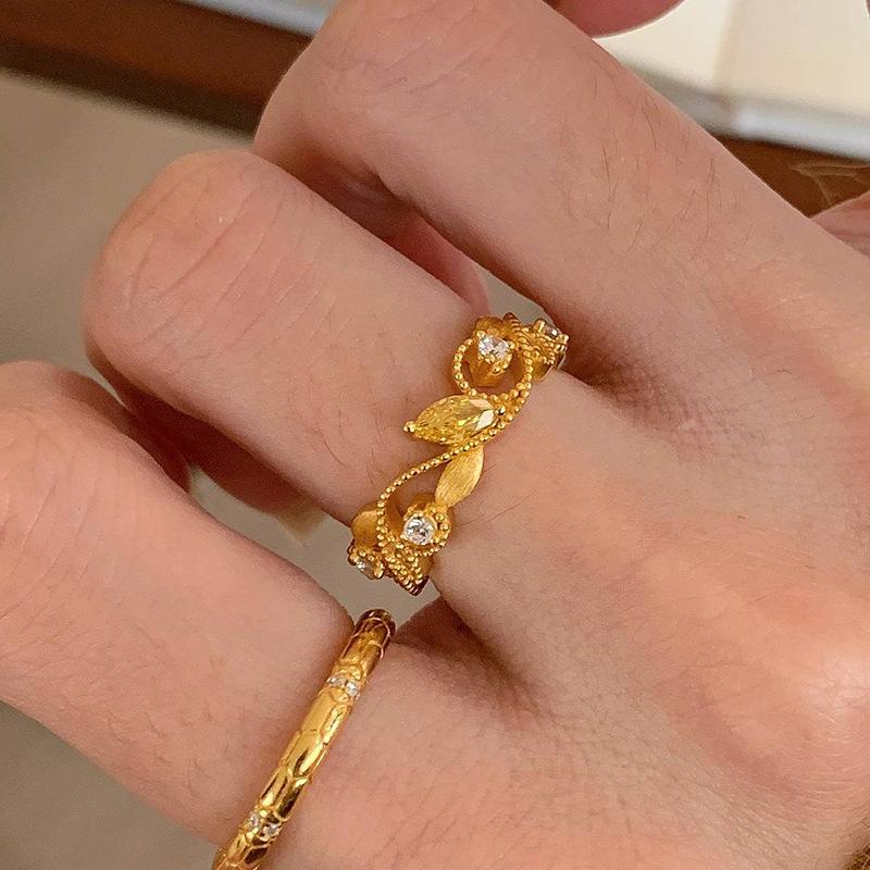 Light Luxury Exquisite Hollow Out Leaf Rings for Women Vintage Palace Style Wire Drawing Yellow Ring High Quality Jewelry