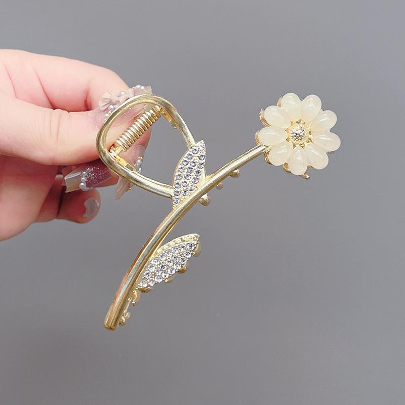 

Заколка для волос «Акула» с жемчугом и стразами «Лилия долины»