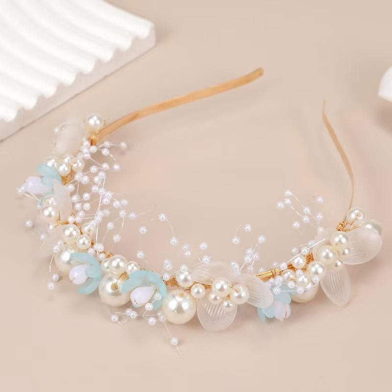 Handgefertigtes weißes Perlen-Brautstirnband mit Blumen