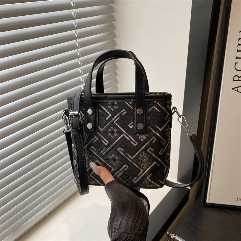 

Women s bag high-end light luxury portable bucket bag women s new shoulder crossbody ethnic style Wanji pattern tote bag чёрный