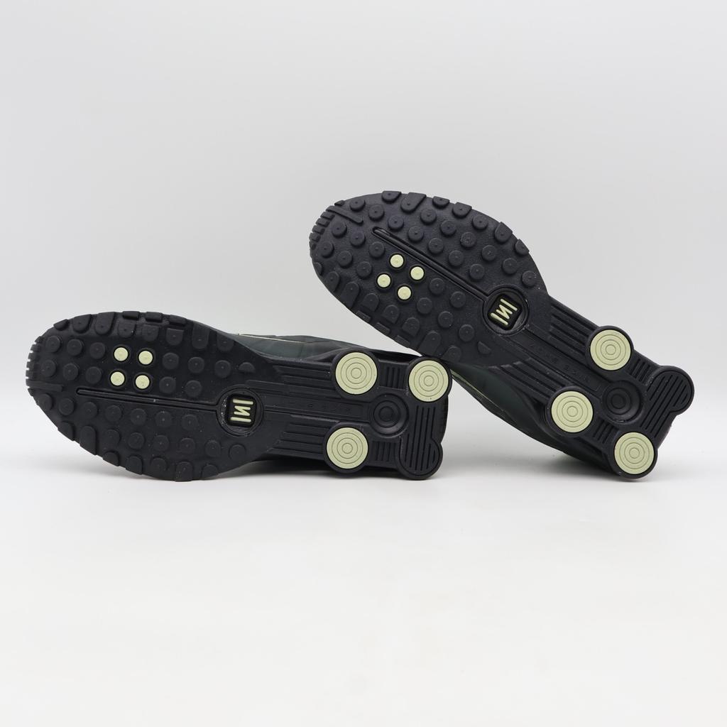 HQ1988-300 Nike Shox R4 Black Spruce Spruce Aura Black Olive Aura (Men's)