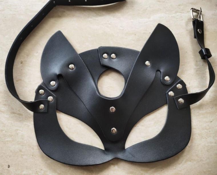 Erotisches Leder Bondage Halsband und Flirtbekleidung