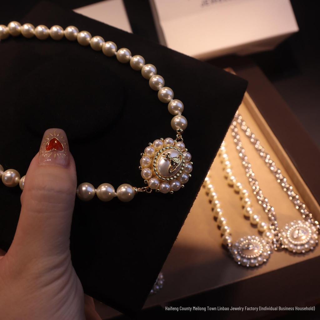 Vivienne Westwood Diamant Halskette & Ohrstecker Set – Modisches Pavé-Design