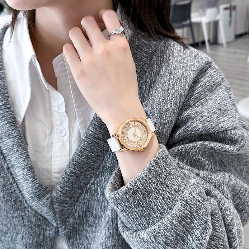 Glänzendes Treibsand-Temperament Voller Diamanten Retro Römisch Leichter Luxus Keramik Nischenuhr Damen