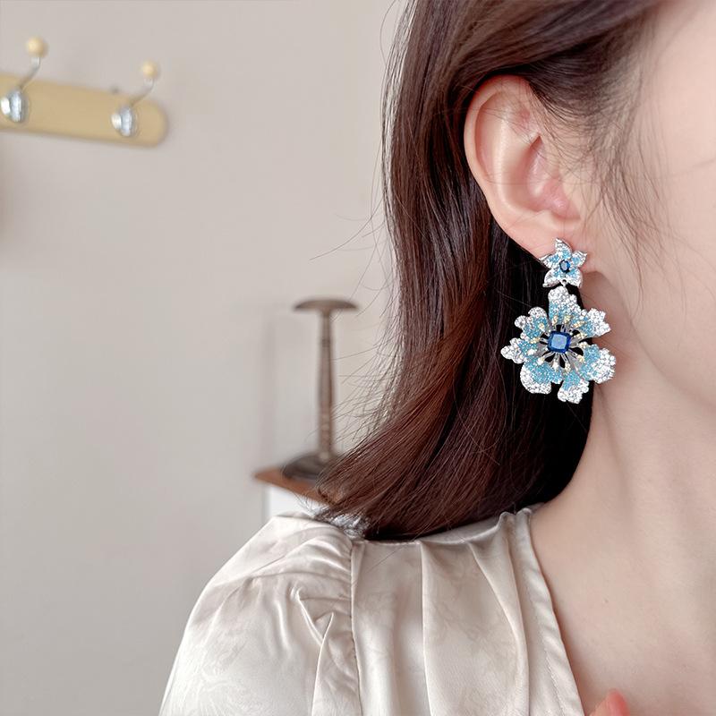 Women's Light Luxury Design Elegant Inlaid Zircon Flower Earrings Fashionable And Versatile Niche Design Earrings
