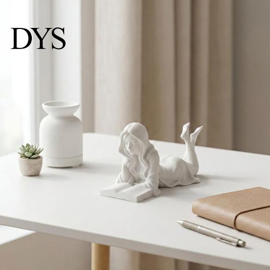 Elegante Wohnkultur Akzente Lesendes Mädchen Figur, 3D Gedruckt Auf Dem Bauch Liegend Künstlerische Schreibtischdekoration Skulptur, Frauenstatue für Büro