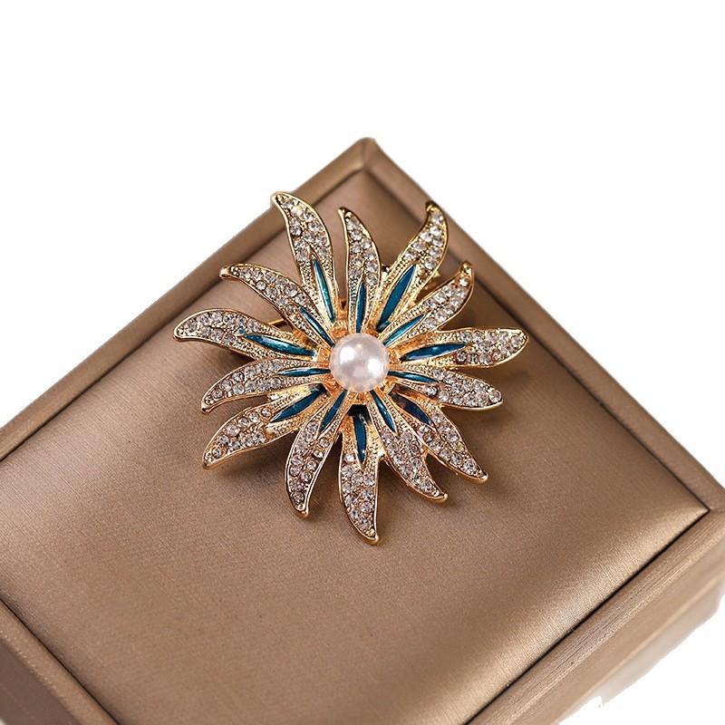Alloy Pearl High-end Brooch, Exuding A Sense of Sophistication and Elegance. Petal Brooch, Women's Coat Accessory Pin