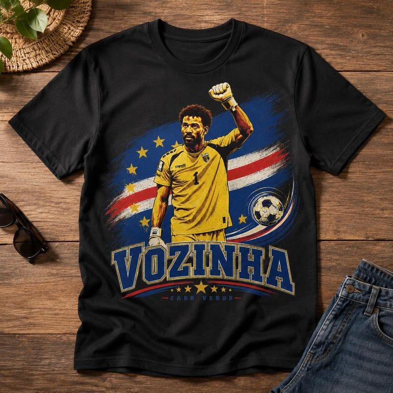 2026 Vozinha Ritratto Bianco e Nero Collage Riempire Lettera Vintage Cotone Lavato Vintage T-shirt Vozinha Capo Verde Cerchio Stella Bandiera Striscione Calcio T-shirt