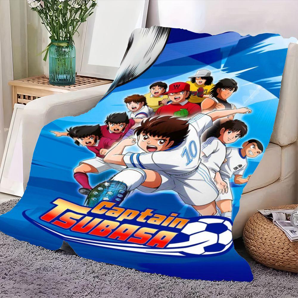 Dynamische Captain Tsubasa Fußball Anime Decke - Lebhaft blaue und weiße weiche Überwurfdecke mit ikonischen Charakteren in Aktion P
