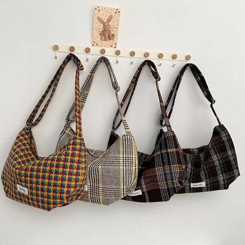 Retro plaid messenger bag women's large-capacity casual dumpling bag college student class commuting shoulder bag