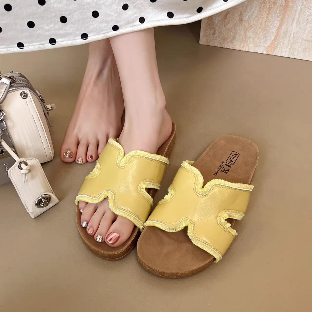 Soft flat-bottomed slippers women's summer wear new Internet celebrities beach one-word cool slippers