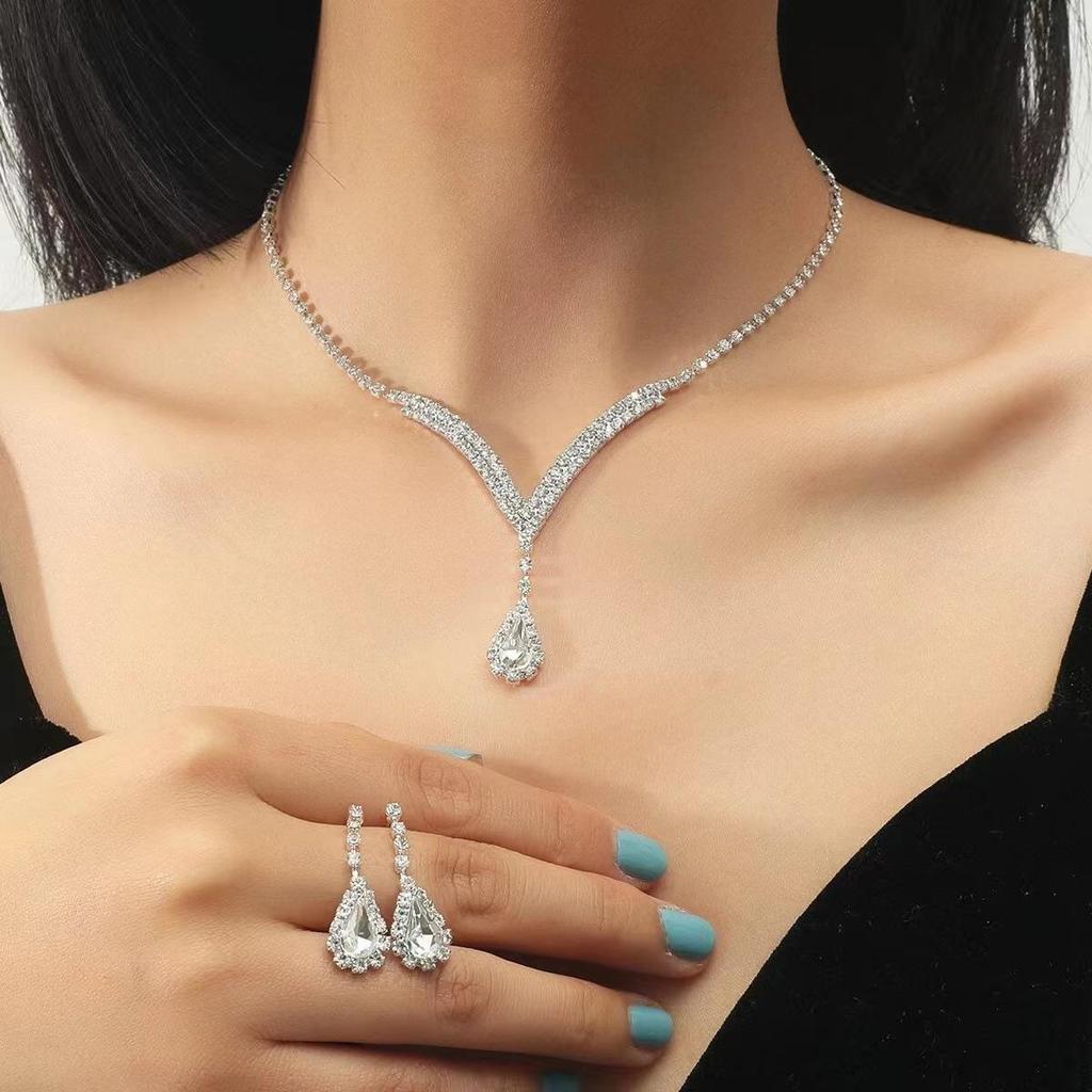 Ensemble collier et boucles d'oreilles luxueux avec pendentif diamant en forme de larme: Accessoires de mariage