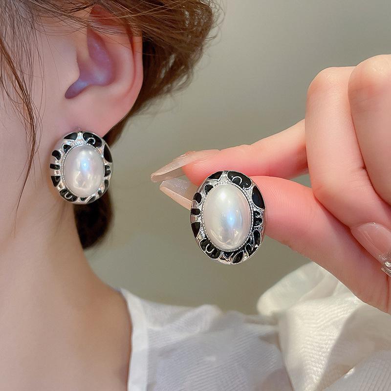 Luxurious Vintage Palace-Style Earrings for Women