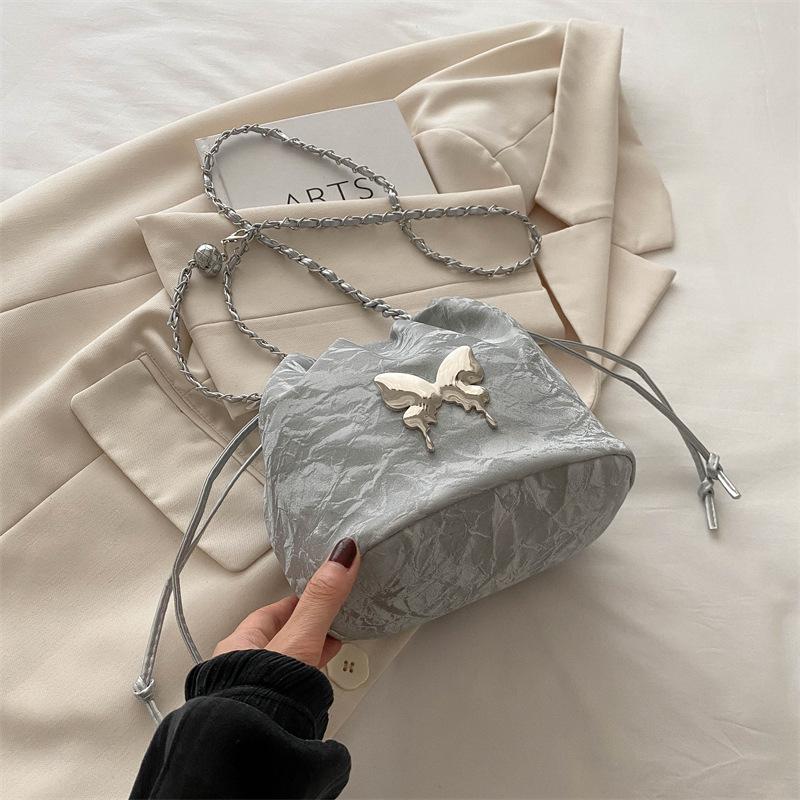 

Популярная в этом году женская сумка-ведро с бабочками, новая летняя модель 2025 года, высококлассная сумка-мессенджер на цепочке в зарубежном стиле серебряный