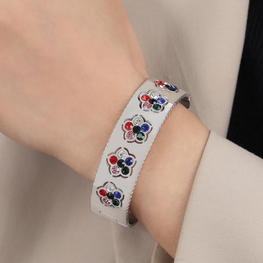 

Набор браслетов из нержавеющей стали с покрытием 18 карат золотом, украшенный цветами из циркония и дизайном Древо жизни для женщин