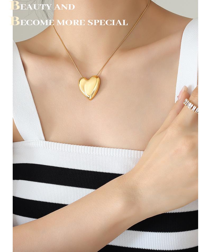 Collier Ras-du-cou Os de Serpent d'Inspiration Française avec Pendentif Cœur Plaqué Or 18 carats
