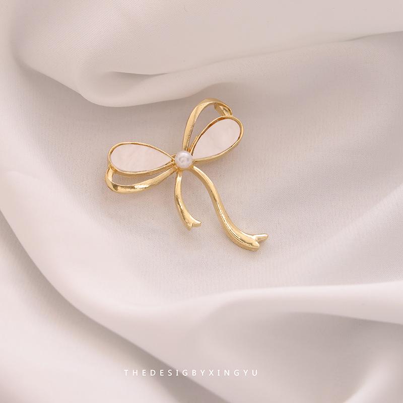 

Элегантная брошь-булавка в виде жемчужной бабочки – изысканный аксессуар для одежды