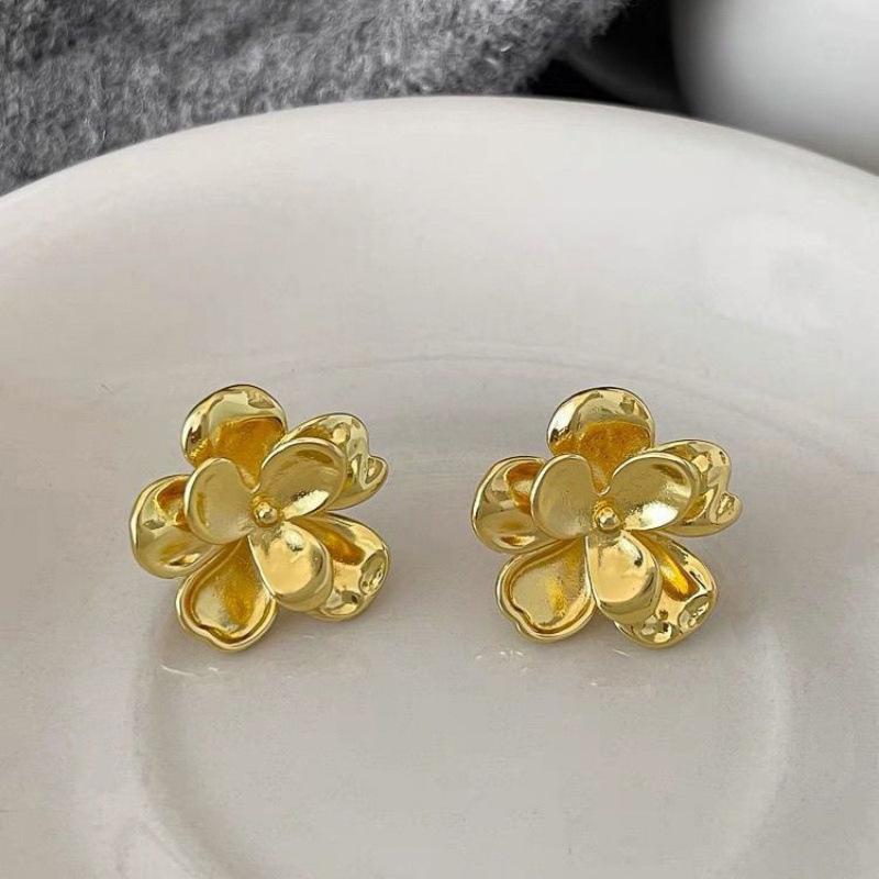 

European and American silver needle smooth flower earrings retro niche versatile earrings light luxury high-end earrings women