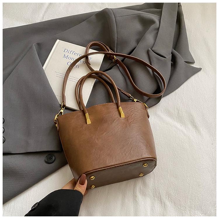 Korean Version of Niche Retro Women's Large-capacity 2025 New Autumn Shoulder Bag Simple and Casual, This Year's Popular Bucket Bag