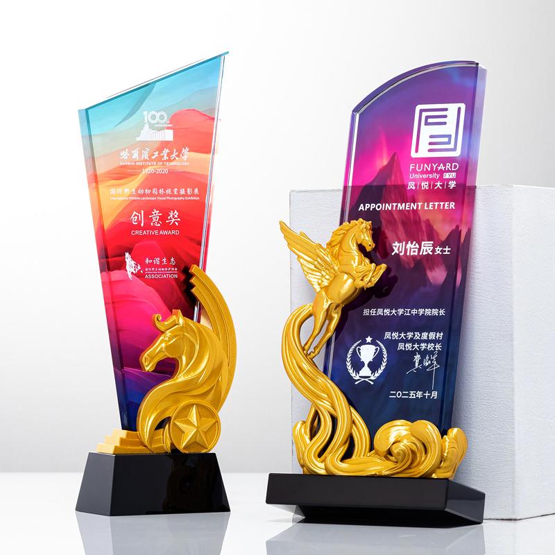 Gepersonaliseerde Paardvormige Hars Kristal Trofee Kleurendruk Prijs Sportprijs Uitstekende Werknemer Souvenir Woondecoratie 1St
