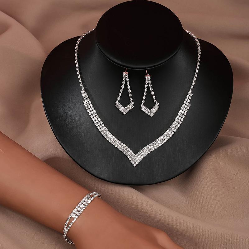 

Женский Набор Ювелирных Изделий Ожерелье + Серьги + Браслет Набор из Трех Предметов Яркий Набор Ожерелье Серьги Браслет