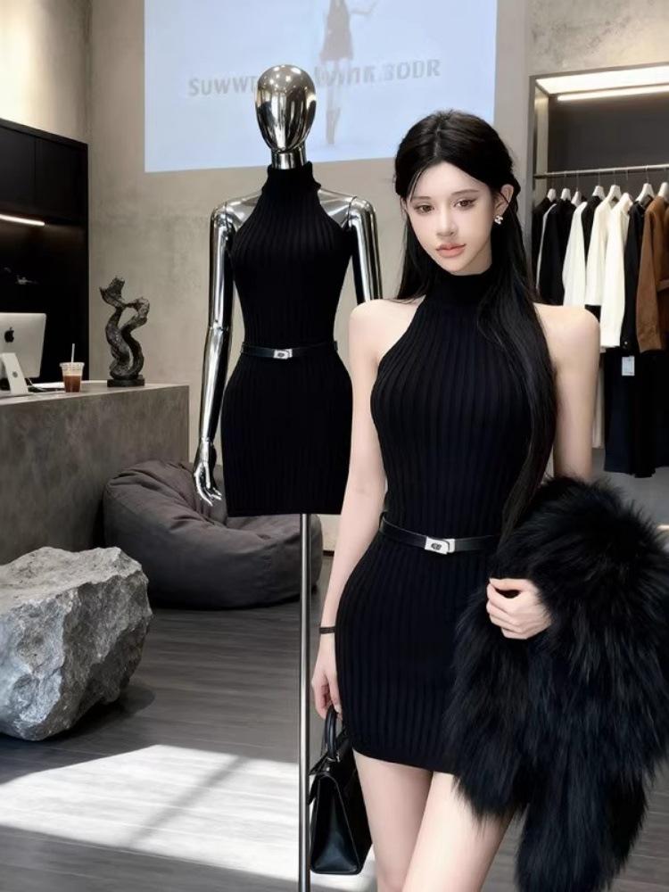 Elegant Korean Style Halter Sleeveless Knit Dress with Lace Open Back and Hip-Exposed Short Skirt