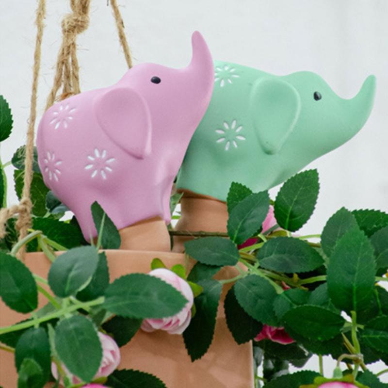 4 macetas autorriego con forma de elefante de terracota, con pinchos y globos autorriego.
