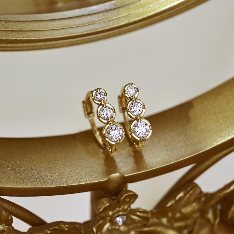 

Три круглые серьги с пряжкой из круглого бриллианта геометрического размера