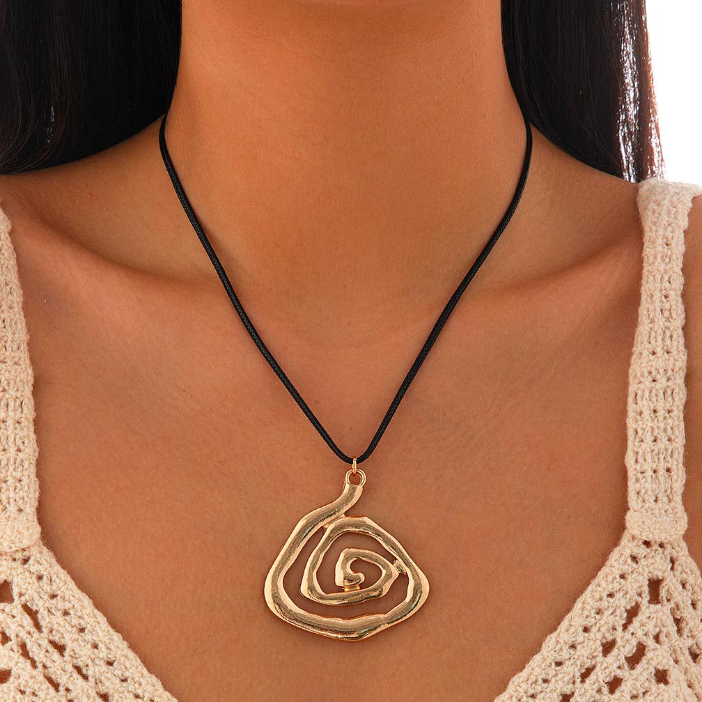 Ingemark Creative Goth Big Spiral Conch Pendant Choker Necklace for Women Simple Adjustable Leather Wax Thread Chain Y2K Jewelry