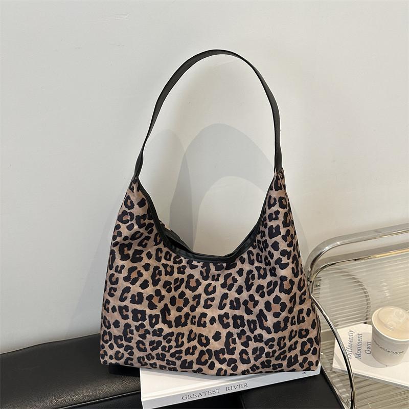 Stylish Simple Shoulder Bag For Women In Trendy Colors Perfect For Autumn Outfits