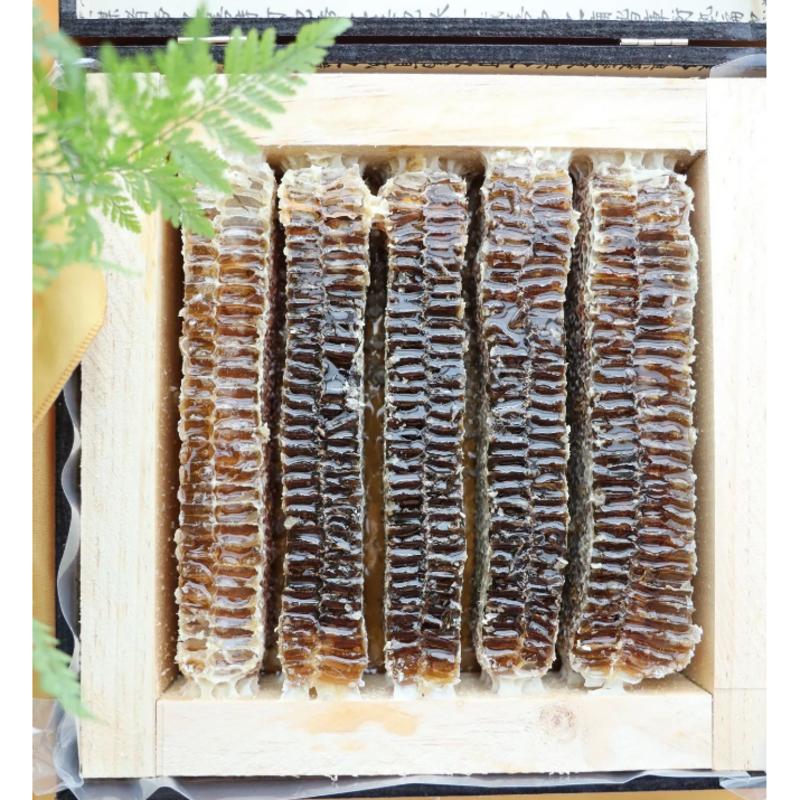 Dárková sada medu z pláství Med 100% balení Včelí úl Původní plástvový med, 110g, 1 kus