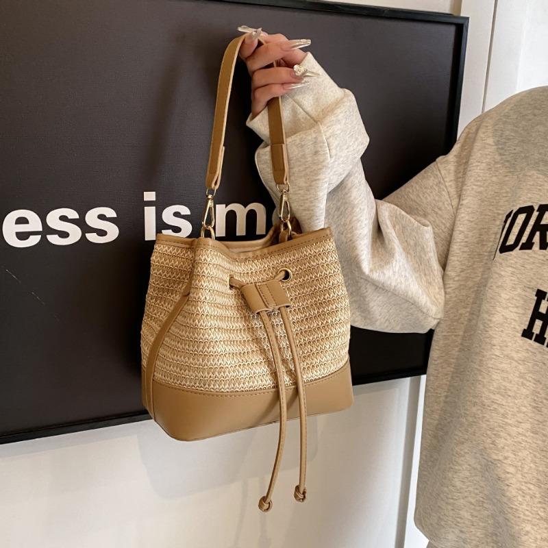 Új szalmafonott kontrasztos színű temperamentumos vödörtáska divatos stílus nagy kapacitású kézben hordható női táska