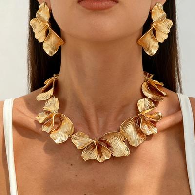 Design Sense Metal Pleated Petal Necklace Women, Fashion Style Irregular Three-Dimensional Flower Necklace