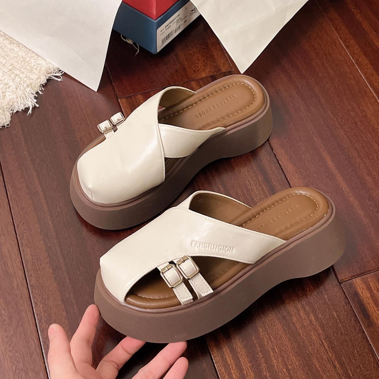 

Retro bag head half slippers women s summer wear 2025 new ultra-light thick-soled cool slippers versatile beach Roman shoes 35