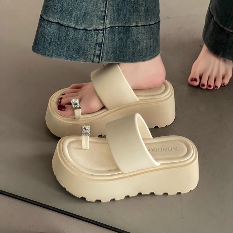 Summer toe wear niche fashion muffin beach shoes girl 2025 new thick-soled rhinestone fairy wind cool slippers