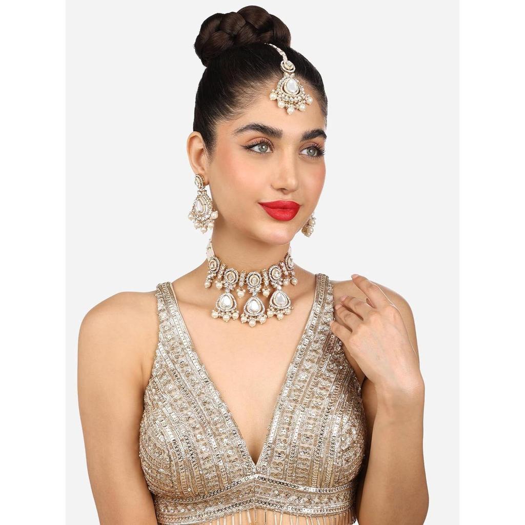 Ton Dazzling Stones Mehrsträngige Perlen-Choker-Halskette Ohrring & Maangtikka Set für Frauen