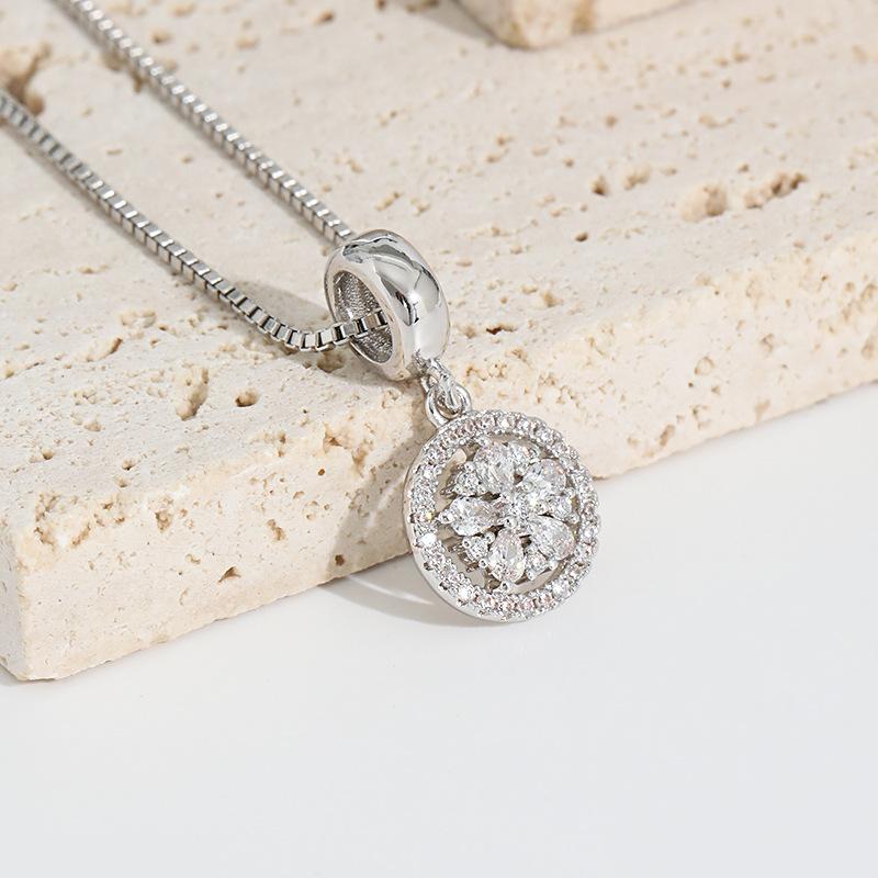 Original Design Lucky Four-leaf Clover Necklace, Round Diamond-encrusted Korean Version Simple Camellia Ring Necklace