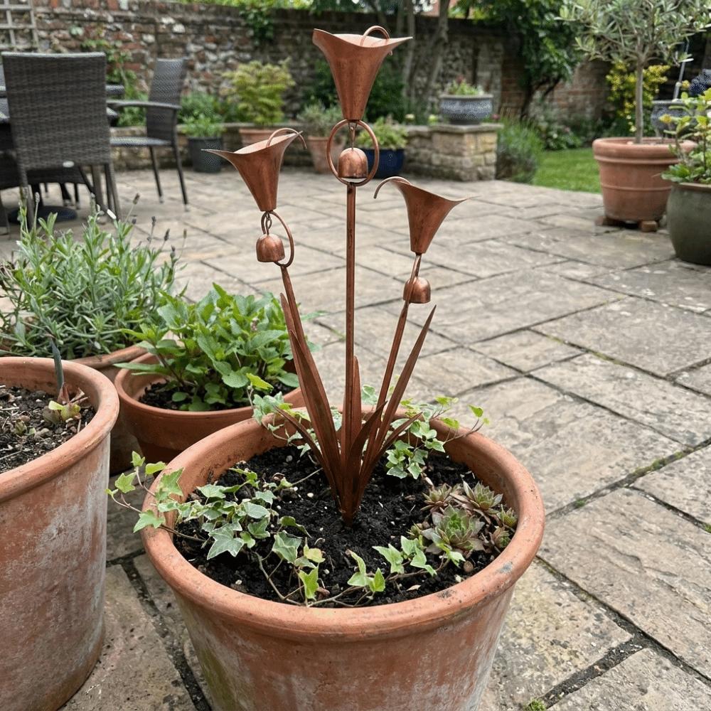 Weatherproof Metal Floral Garden Stake Handcrafted Retro Three Calla Lilies Sculpture with Bells Garden Sculpture Patio