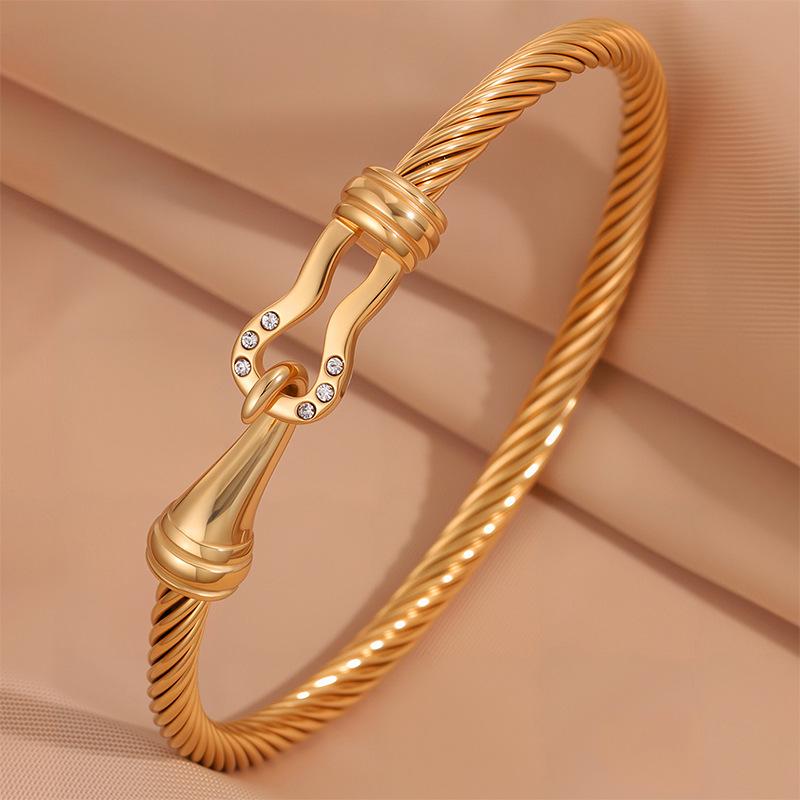 European and American Non-fading Heart-shaped Horseshoe Open Bracelet for Women