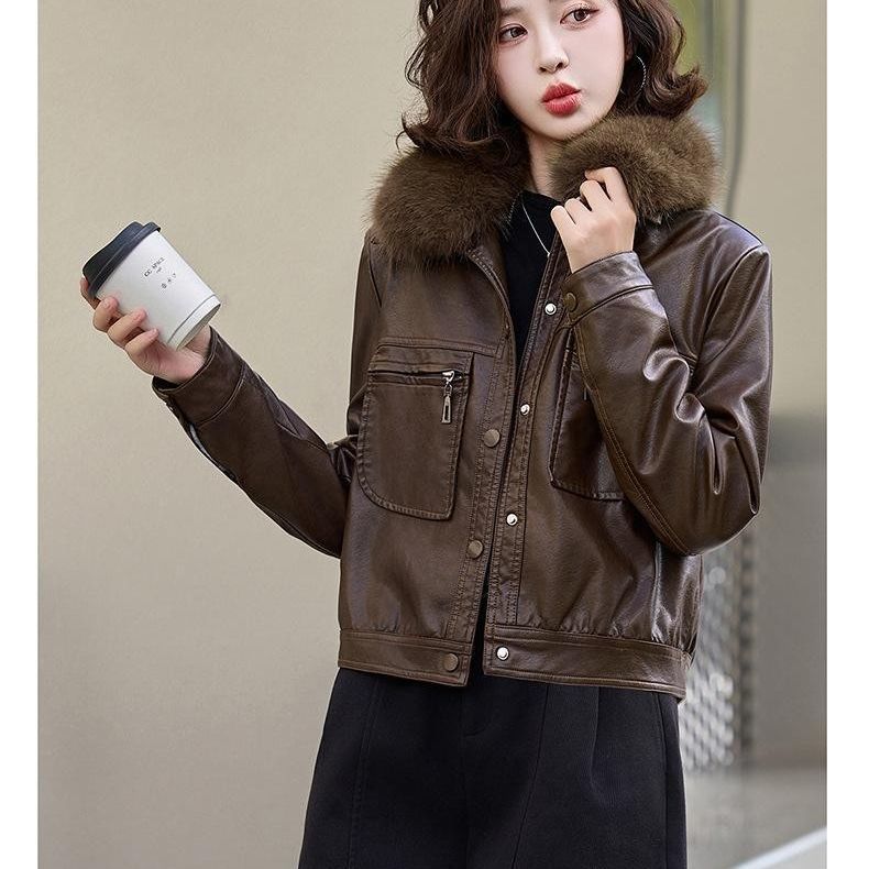 Damenmode Kurze PU-Lederjacke Winter Verdickter Warmer Mantel mit Kunstfellkragen Knopfverschluss
