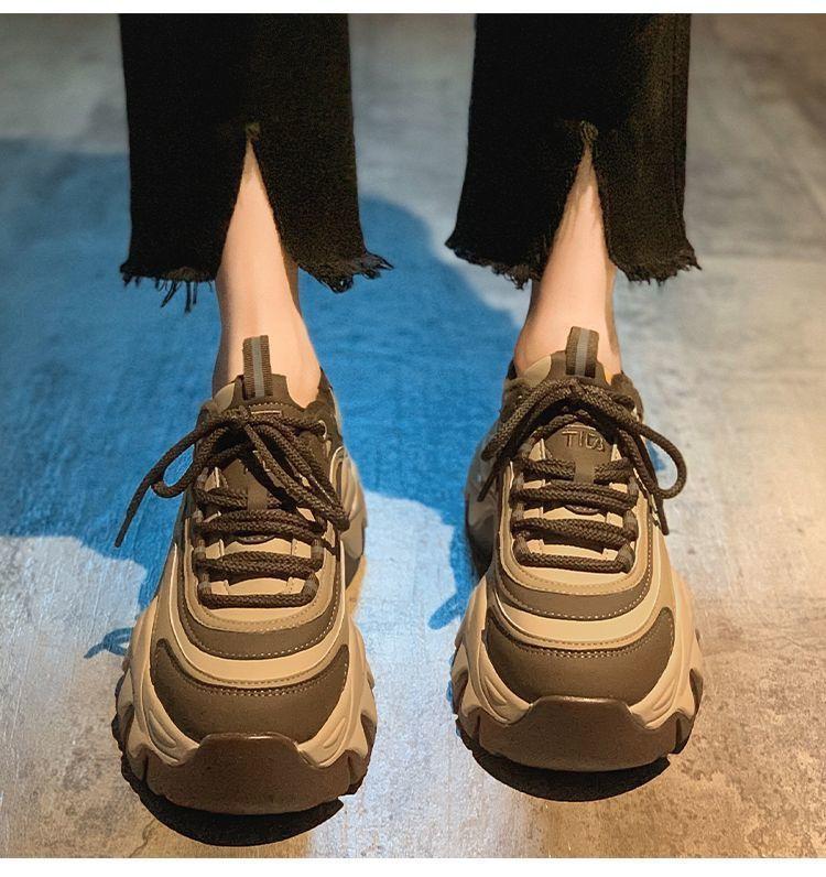 

2025 Новые кроссовки Женские повседневные белые туфли Модные увеличивающие рост Толстая подошва Весенняя платформа Кожаные женские массивные кроссовки 35 бежевый